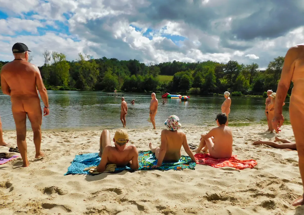 baignade naturiste avec plage de sable fin entre toulouse et bordeaux