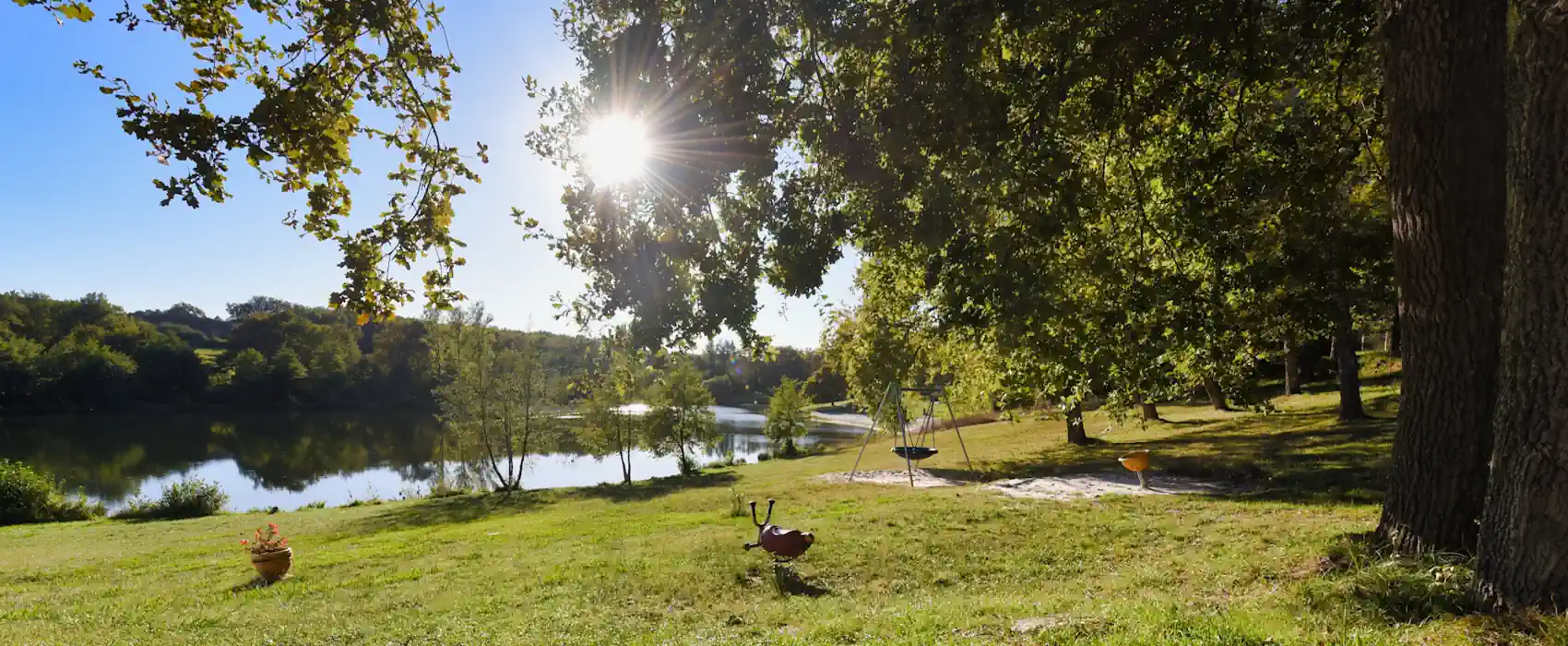 Jeux pour enfants au Lac de Lislebonne, camping naturiste familial Jeux pour enfants au Lac de Lislebonne, camping naturiste familial