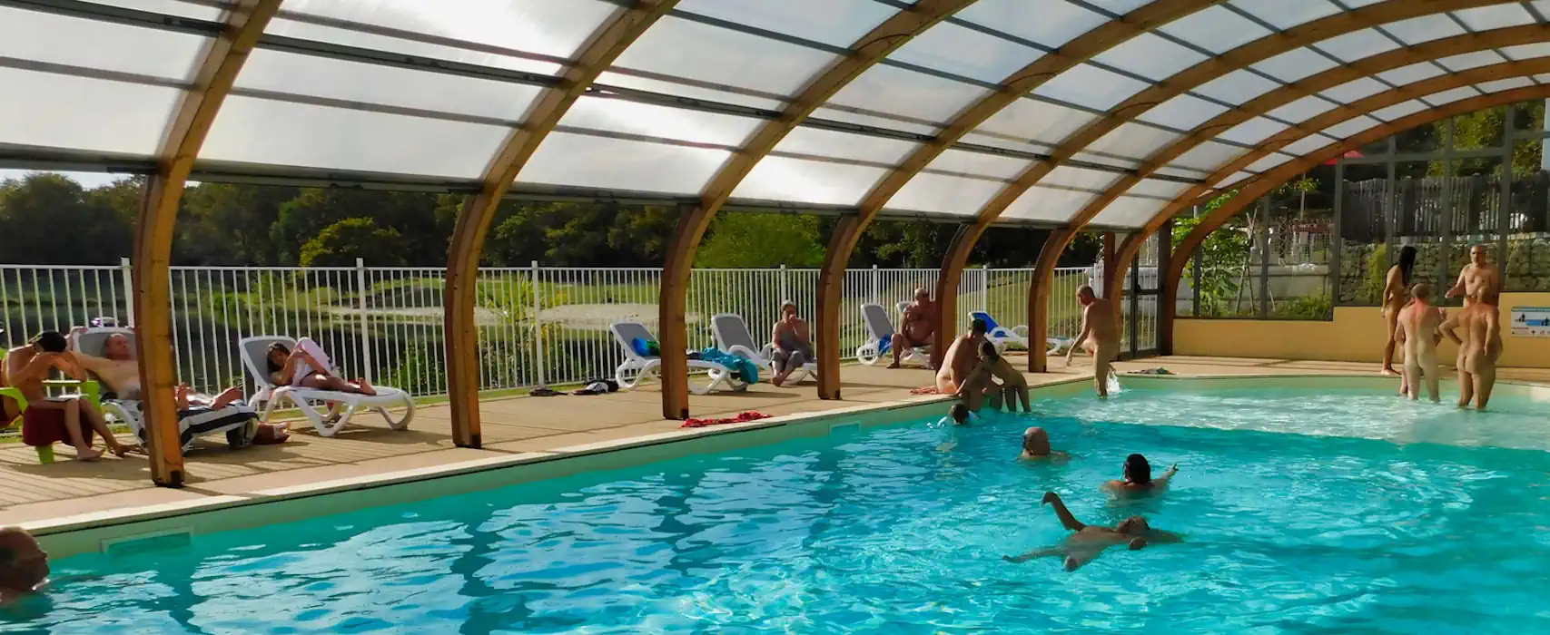 Naturisme Camping piscine couverte chauffée